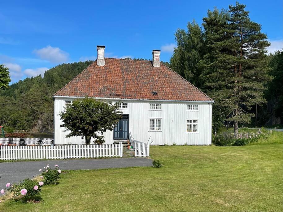 Bosvik Gard, Nyrenovert Leilighet I Hovedhus Fra 1756 Risør Esterno foto